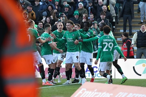 سر الرقم 12 وعودة من بعد الحرب.. ماذا تعرف عن بليموث قاهر ليفربول؟